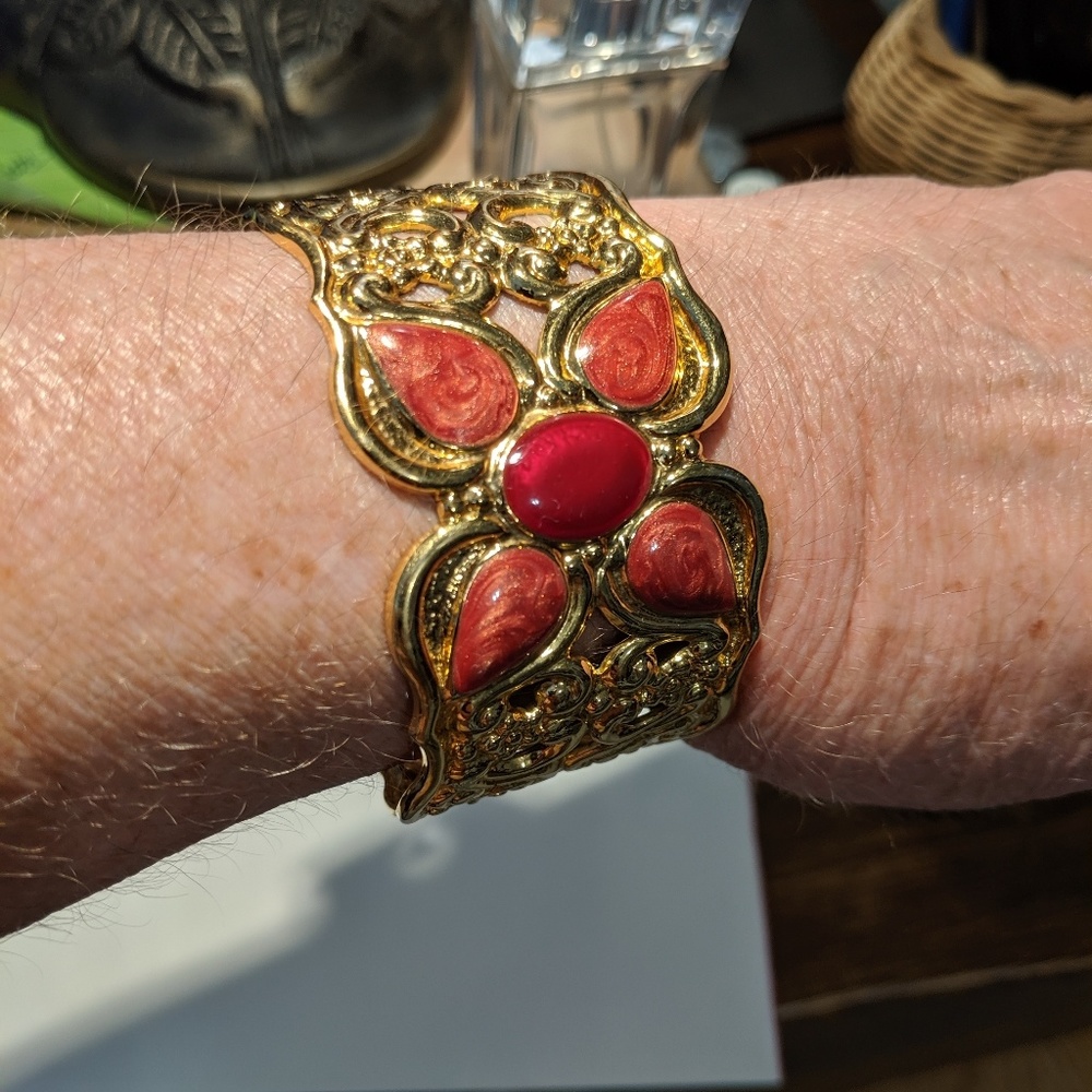 Coral statement Bracelet - Picture 2 of 3
